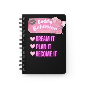 Può includere: Un taccuino a spirale nero con una grafica ad acquerello rosa con il testo Baddie Behavior, un'impronta di labbra nera e un fiocco rosa. Sotto, tre cuori rosa precedono il testo rosa neon: DREAM IT, PLAN IT, BECOME IT.