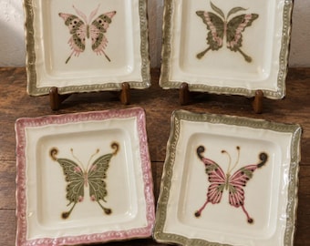 Handbeschilderd vlinderbord, vierkant keramisch dessertbord, decoratief wandbord in cottagecore-stijl, vintage vlinderdecoratie, 20,5 cm