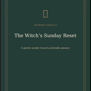 Peut inclure: Une couverture de planificateur imprimable rectangulaire vert foncé avec des lignes de bordure dorées. Le texte indique : THE MOON & THISTLE UK, The Witch’s Sunday Reset, A gentle weekly ritual & printable planner, et A4 PRINTABLE • PERSONAL USE.