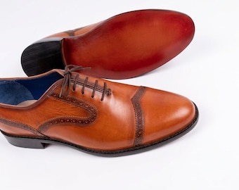 Sapatos Oxford masculinos artesanais em couro marrom conhaque – Brogues formais para ocasiões formais com sola de couro.
