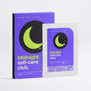 Peut inclure: Une boîte rectangulaire violette et un sachet individuel assorti de patchs hydrogel pour les yeux Midnight self-care club. Les deux présentent un cercle noir avec un croissant de lune vert lime et le texte The Night Shift Halloween.
