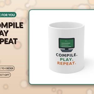 Pode incluir: Uma caneca de cerâmica branca com um gráfico de um monitor de computador exibindo código. Abaixo do monitor, o texto diz "COMPILE. PLAY. REPEAT." em letras pretas, verdes e laranjas. A caneca tem formato cilíndrico e acabamento liso.