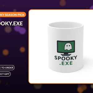 Może przedstawiać: Biały ceramiczny kubek z grafiką przedstawiającą monitor komputerowy z białym duchem na zielonym ekranie. Pod monitorem znajduje się napis SPOOKY .EXE w kolorze czarnym i zielonym. Kubek ma cylindryczny kształt i gładkie, białe wykończenie powierzchni.