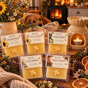 Puede incluir: Cinco envases de plástico transparente con ceras aromáticas de abeja Beesby, cada uno con una pieza de cera en forma de abeja. Las etiquetas incluyen los aromas Sunflower Fields, Honey & Wildflower, English Hedgerow, Sea Salt & Driftwood y Farmhouse Christmas.