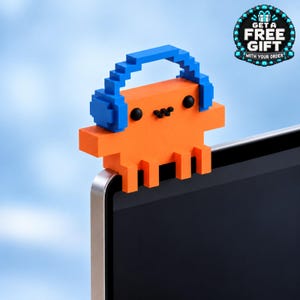 Pode incluir: Uma figura de personagem laranja pixelizada com olhos pretos e uma pequena boca preta, usando fones de ouvido azuis pixelizados. A figura está pousada na borda superior de uma tela de monitor preta. Um emblema circular diz GET A FREE GIFT.