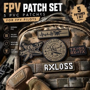 Puede incluir: Un conjunto de cinco parches de PVC para pilotos de FPV, con varios diseños temáticos de drones que incluyen una línea de latido con un dron, un emblema circular, un diagrama técnico y el texto RXLOSS, sobre una bolsa táctica de camuflaje.