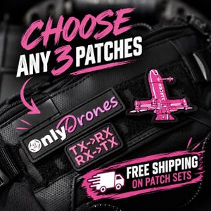 Peut inclure: Trois écussons noirs et roses fixés sur un sac tactique noir. Un écusson porte l'inscription "onlyDrones" avec une icône de drone, un autre "TX->RX RX->TX" et le troisième est un graphique de drone rose. Texte : "CHOOSE ANY 3 PATCHES".