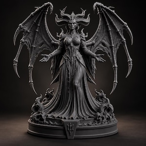 Könnte beinhalten: Eine dunkelgraue, monochrome Figur eines geflügelten Wesens mit großen, geschwungenen Hörnern, verziertem Harnisch und einem langen, fließenden Gewand. Die Figur steht auf einem runden Sockel mit wirbelnden Rauch- und Totenkopfmotiven.