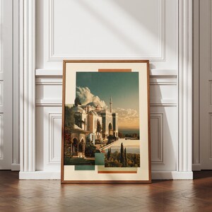 Op de afbeelding: Een ingelijste rechthoekige wandkunstprint met een collage-achtige compositie van een architectonisch bouwwerk met koepels en een minaret, tegen een lucht met wolken, geaccentueerd door geometrische blokken in gedempte groen- en oranjetinten.