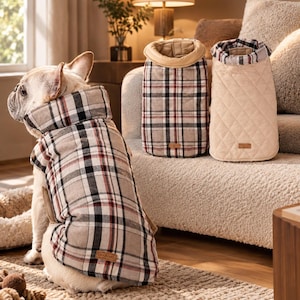 Peut inclure: Un bouledogue français porte un manteau pour chien matelassé à carreaux beiges, noirs et rouges avec un col haut. Deux autres manteaux sont présentés à proximité : un avec le même motif à carreaux et un autre en tissu matelassé beige uni.
