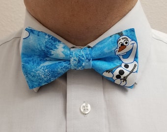 Gravata borboleta inspirada na Disney - Olaf - Gravata borboleta congelada - Pré amarrada - Aparência autoamarrada - Alça de pescoço ajustável - Feito à mão nos EUA - ENVIO RÁPIDO