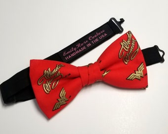 Wonder Women Logos Fliege - DC Comics Fliege - Pre gebunden - Selbst gebundener Look - Einstellbar - Handgemachte Fliege - SCHNELLER VERSAND