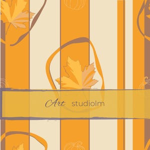 Peut inclure: Un motif graphique composé de rayures verticales dans des tons orange, crème et marron, orné d'illustrations de feuilles d'érable et de contours de citrouilles. Une bannière rectangulaire horizontale affiche le texte Art studiolm.
