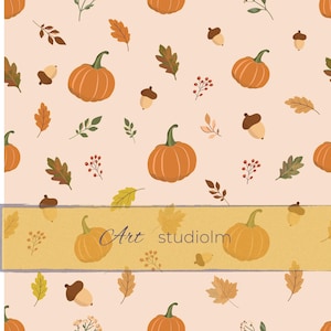 Peut inclure: Un motif répétitif sur fond pêche clair avec des citrouilles orange, des glands marron et diverses feuilles d'automne dans des tons jaune, orange et vert. Une bannière horizontale jaune affiche le texte Art studiolm.