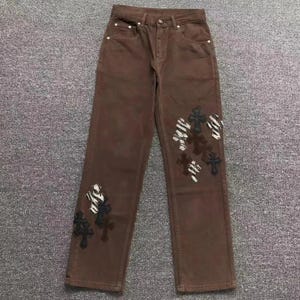 Calça jeans marrom com patch de leopardo em couro, estilo streetwear, jeans gótico alternativo, moda grunge unissex.