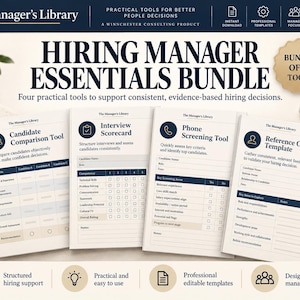 Könnte beinhalten: Ein Hiring Manager Essentials Bundle mit vier gedruckten Vorlagen: Kandidatenvergleichstool, Interview-Scorecard, Telefon-Screening-Tool und Referenzprüfungs-Vorlage. Die Dokumente sind cremefarben mit dunkelblauem Text und Symbolen gestaltet.