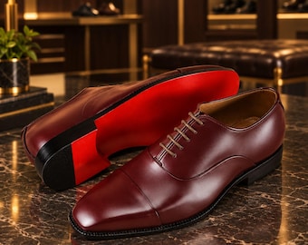 Handgefertigte Oxford-Schuhe aus burgunderfarbenem Leder mit roter Sohle und Zehenkappe