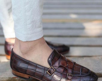 Mocassini da uomo marroni con stampa coccodrillo, scarpe eleganti in pelle con doppia fibbia, calzature formali e casual fatte a mano, scarpe coccodrillo marroni