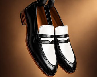 Handgemaakte wit-zwarte leren penny-loafers: klassieke geklede herenschoenen