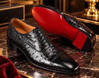 Scarpe Oxford in pelle nera con stampa struzzo, fatte a mano, con suola rossa.