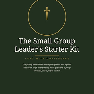 Può includere: Un documento digitale verde scuro intitolato The Small Group Leader's Starter Kit. Presenta un cerchio dorato con un'icona a croce, il testo Lead With Confidence e una descrizione del contenuto che include domande e un tracker di preghiera.