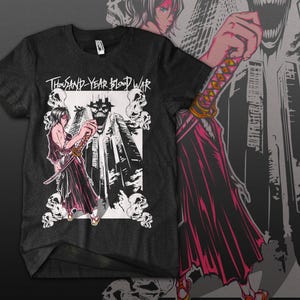 Może przedstawiać: Czarny t-shirt z krótkim rękawem z nadrukiem graficznym i napisem "THOUSAND-YEAR BLOOD WAR". Wzór przedstawia postać trzymającą miecz, otoczoną czaszkami i wysokimi budynkami w czarno-biało-różowej palecie kolorystycznej.