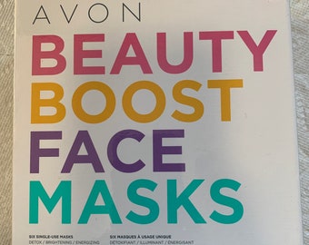 Könnte beinhalten: Eine weiße Box mit dem Text "AVON BEAUTY BOOST FACE MASKS" in bunten Buchstaben. Die Box enthält sechs Einweg-Gesichtsmasken und ein Super-Booster-Serum. Die Masken sind so konzipiert, dass sie die Haut entgiften, aufhellen, mit Energie versorgen, straffen, befeuchten und beruhigen. Das Serum wurde entwickelt, um die Wirkung der Masken zu verstärken. Jede Maske wiegt 8 Gramm (0,3 Unzen) und das Serum 15 Milliliter (0,5 Flüssigunzen).