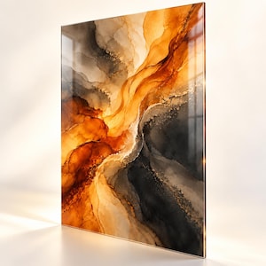 Puede incluir: Un panel de pared rectangular de vidrio con un diseño abstracto de tinta al alcohol que presenta capas fluidas de ámbar profundo, naranja quemado y gris carbón. La composición incluye sutiles acentos metálicos dorados y una superficie lisa.