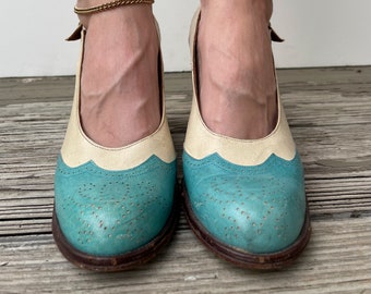 Vintage 1940s Cream and teal wingtip Oxford Gamins sling back heels 6.5 or 7