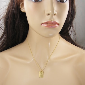 Simple Gold Rectangle Necklace, Modern Minimalist Contemporary Textured Gold Geometric Pendant Charm Necklace NB3-28 Bild 4