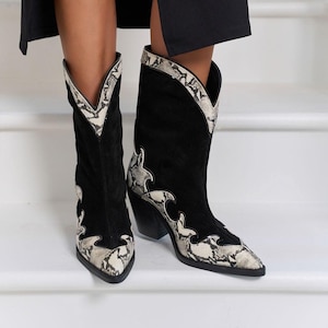 Schwarze Wildleder-Cowboystiefel in Schlangenlederoptik, spitz zulaufende, mittelhohe Stiefel, Westernstiefel zum Hineinschlüpfen