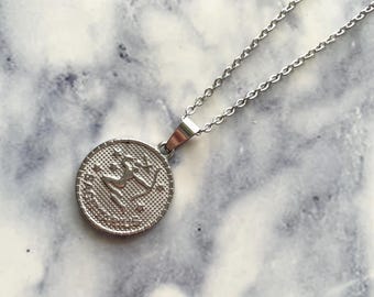 Naszyjnik Strzelec: Wisiorek ze stali nierdzewnej w kształcie monety ze znakiem zodiaku