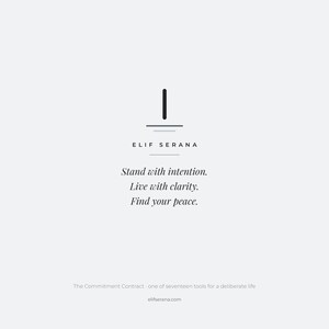 Peut inclure: Une impression graphique blanche avec une ligne verticale noire au-dessus du texte ELIF SERANA et la phrase Stand with intention. Live with clarity. Find your peace. En bas, on lit The Commitment Contract - one of seventeen tools for a deliberate life et elifserana.com.
