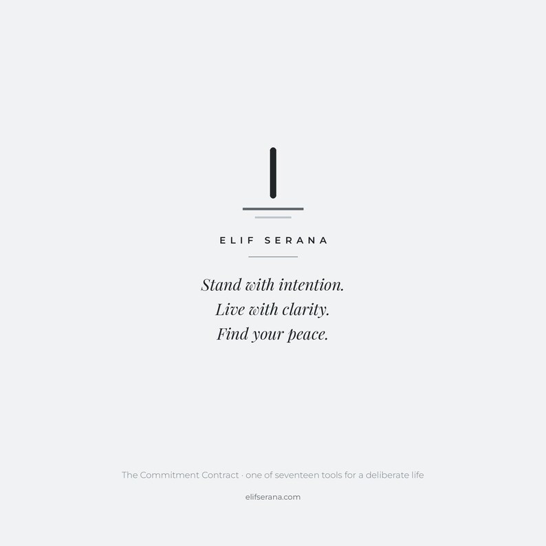 Peut inclure: Une impression graphique blanche avec une ligne verticale noire au-dessus du texte ELIF SERANA et la phrase Stand with intention. Live with clarity. Find your peace. En bas, on lit The Commitment Contract - one of seventeen tools for a deliberate life et elifserana.com.