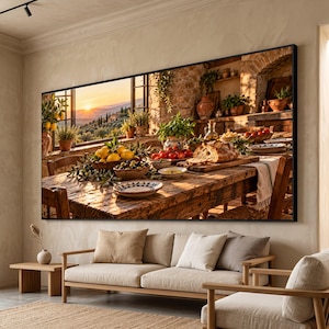 Op de afbeelding: Een grote rechthoekige wandprint met een rustieke houten tafel gedekt met een brood, schalen met citroenen, olijven en tomaten. De scène wordt verlicht door warm zonsonderganglicht dat door een raam naar binnen valt.