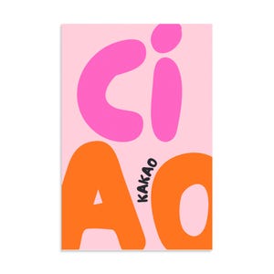 Könnte beinhalten: Ein rechteckiger Druck auf hellrosa Hintergrund mit dem Wort CIAO in großen, fetten, abgerundeten Buchstaben. Die Buchstaben C und I sind leuchtend rosa, während die Buchstaben A und O orange sind. Das Wort KAKAO ist in kleinen schwarzen Buchstaben gedruckt.