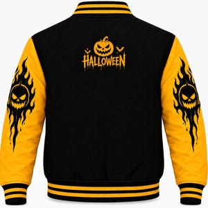 Może przedstawiać: Czarno-żółta kurtka typu varsity z żółtą grafiką dyni i napisem HALLOWEEN na plecach. Rękawy są żółte z czarnymi wzorami płomieni otaczającymi twarz dyni. Kołnierz i mankiety mają czarno-żółte paski.