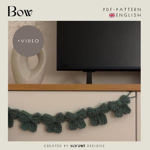 Könnte beinhalten: Eine digitale PDF-Anleitung für eine gehäkelte Schleifengirlande auf Englisch, inklusive Video-Tutorial. Das Bild zeigt eine Reihe von sechs salbeigrünen gehäkelten Schleifen, mit dem Text Bow, PDF-PATTERN und +VIDEO.