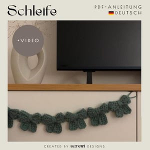 Könnte beinhalten: Eine Häkelgirlande mit einer Reihe von salbeigrünen Schleifen, die durch eine Schnur verbunden sind. Der Text auf dem Bild lautet Schleife, +VIDEO, PDF-ANLEITUNG DEUTSCH und CREATED BY sarewi DESIGNS. Die Schleifen sind strukturiert.