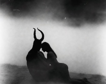 Donkere gotische muurdecoratie, print van een gehoornd wezen en een vrouw, surrealistische zwart-witfotografie, decoratie in donkere romantische stijl, digitale download