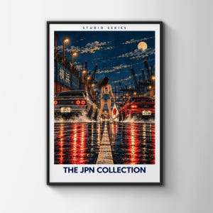 Puede incluir: Un póster enmarcado titulado STUDIO SERIES y THE JPN COLLECTION que muestra una escena nocturna con una persona de pie entre un coche deportivo plateado y uno rojo en una carretera mojada. El fondo muestra grúas industriales, contenedores y la luna.