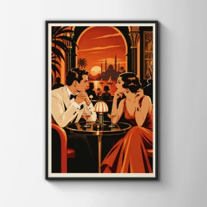 Könnte beinhalten: Ein gerahmter Kunstdruck, der ein Paar an einem runden Tisch mit Cocktails in einer Lounge zeigt. Der Mann trägt ein weißes Smoking-Sakko und die Frau ein rotes Kleid. Der Hintergrund zeigt einen Sonnenuntergang über einer Stadt mit Moschee.
