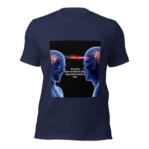 Puede incluir: Una camiseta de manga corta azul marino con un gráfico de dos cabezas humanas azules frente a frente, con actividad cerebral brillante y una conexión entre ellas. El texto dice: me and bro when we think the same thing and just need one look.