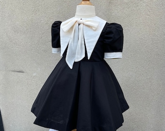 Passend für eine Puppe! Alltagstaugliches Mourning Wear Kleid mit weissem Spitzenkragen und Chiffon Fliege