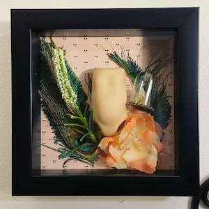 Momento Mori Ricambi Bambola Antica In Lutto Shadow Box Diorama Vanitas Creepy Horror Decor