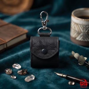 Patrón de costura en PDF para funda de AirPods, estilo envolvente, estuche para auriculares, llavero, cuero, corcho, Kraft Tex, plantilla digital de descarga para principiantes.