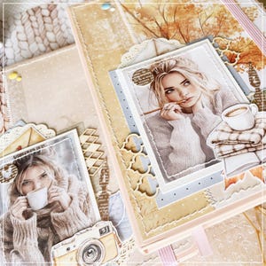 Op de afbeelding: Een scrapbookpagina met een beige achtergrond en een decoratieve rand. De pagina bevat twee foto's van vrouwen, een met een kopje koffie en de andere met een potlood. De pagina bevat ook een decoratief element met een bloemenontwerp en een kopje koffie.