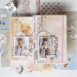 Op de afbeelding: Twee bruine dagboeken met decoratieve omslagen. De omslagen tonen een vrouw die een kop koffie vasthoudt, een gebreid patroon en een vintage camera. De dagboeken zijn gesloten en hebben een roze lint eromheen.