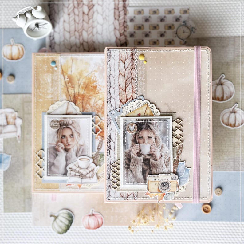Op de afbeelding: Twee bruine dagboeken met decoratieve omslagen. De omslagen tonen een vrouw die een kop koffie vasthoudt, een gebreid patroon en een vintage camera. De dagboeken zijn gesloten en hebben een roze lint eromheen.