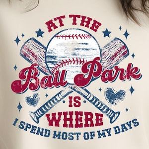 At The Ballpark is waar ik het grootste deel van mijn dagen doorbreng png, retro honkbal moeder sublimatie, grappige speldag png, digitale download honkbalseizoen
